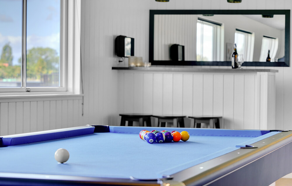 Das Luxusferienhaus 490 für 18 Personen hat einen großen Aktivitätsraum mit u. a. Billard und Darts