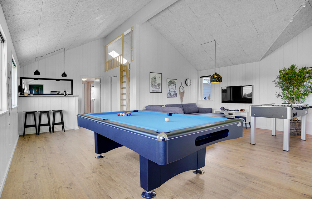 Neben den vielen schönen Stunden, die man im Poolbereich des Hauses verbringen kann, bietet das Luxusferienhaus 490 auch Spielevergnügen bei Billard/Tischtennis und Darts