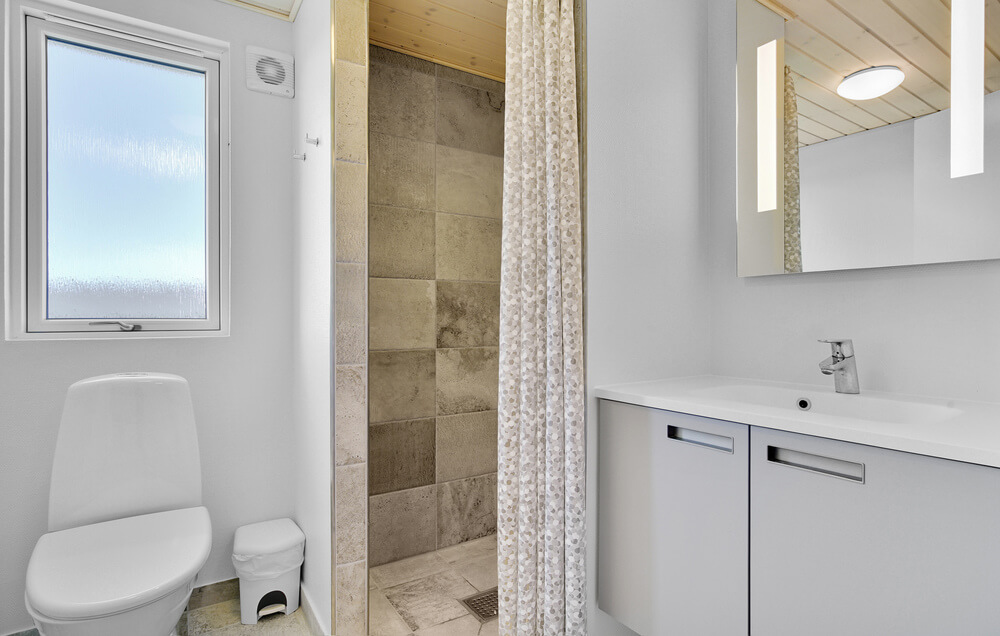 Eines der Badezimmer im Luxusferienhaus Nr. 490