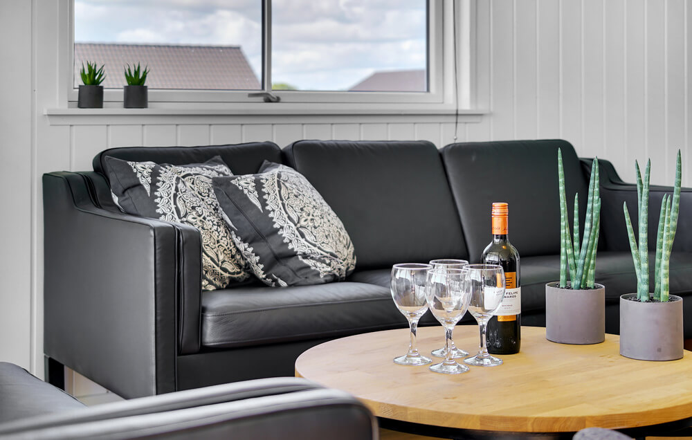Die Couch im Luxusferienhaus Nr. 490 in Lolland/Falster/Mön lädt zu Gesellschaftsspielen oder zu Kinoabenden ein.