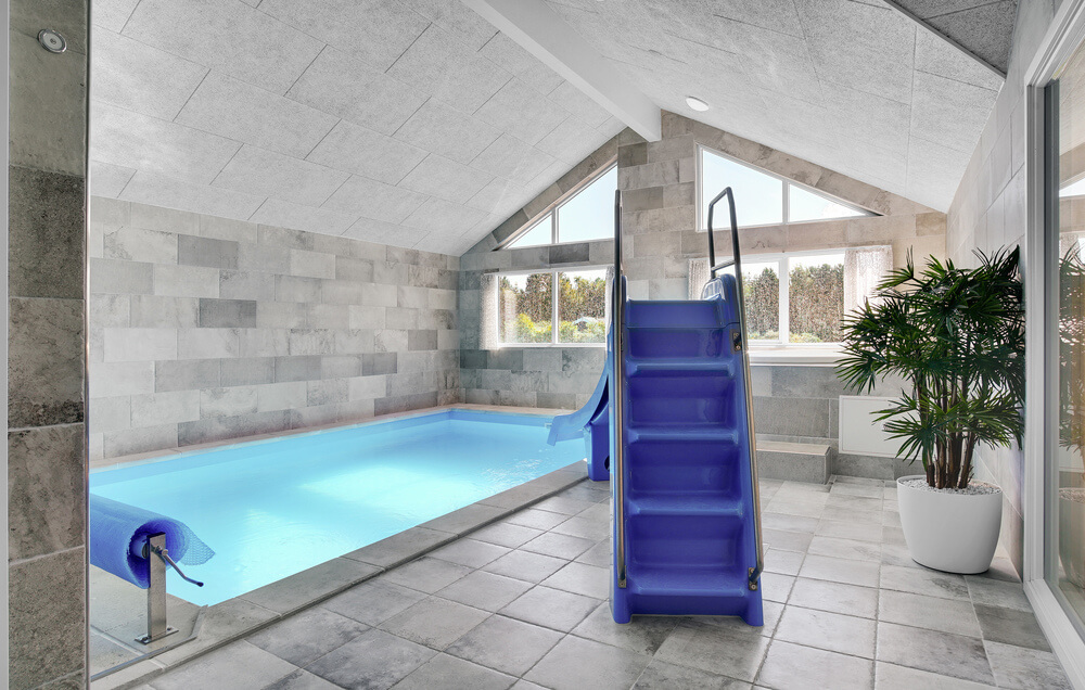 Das Ferienhaus 490 hat einen schicken Poolbereich mit Wasserrutsche, einem geräumigen, eingelassenen Whirlpool und einer Sauna.
