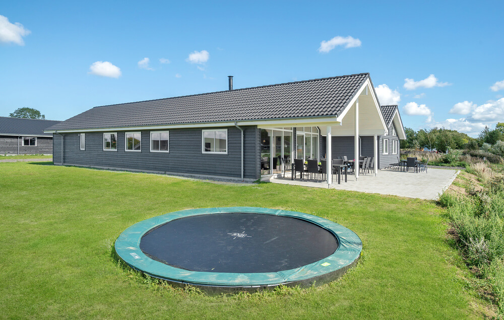Zu dem attraktiven Ferienhaus Nr. 490 in Lolland/Falster/Mön gehört auch ein tolles Angebot im Außenbereich, z. B. Spieleturm und Schaukeln