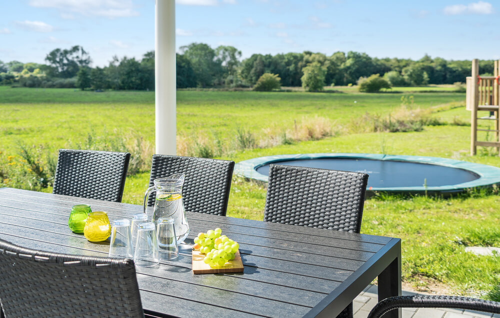 Auf der Terrasse des Ferienhauses Nr. 490 ist Platz für 18 Personen.