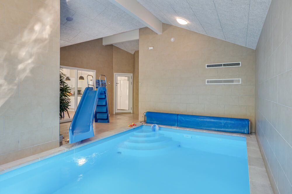 Das Ferienhaus 494 hat einen schicken Poolbereich mit Wasserrutsche, einem geräumigen, eingelassenen Whirlpool und einer Sauna.