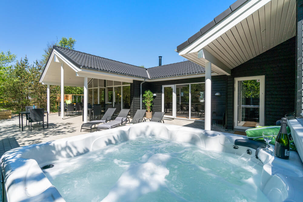 Genießen Sie den warmen Whirlpool im Luxusferienhaus Nr. 494 in Nordjütland