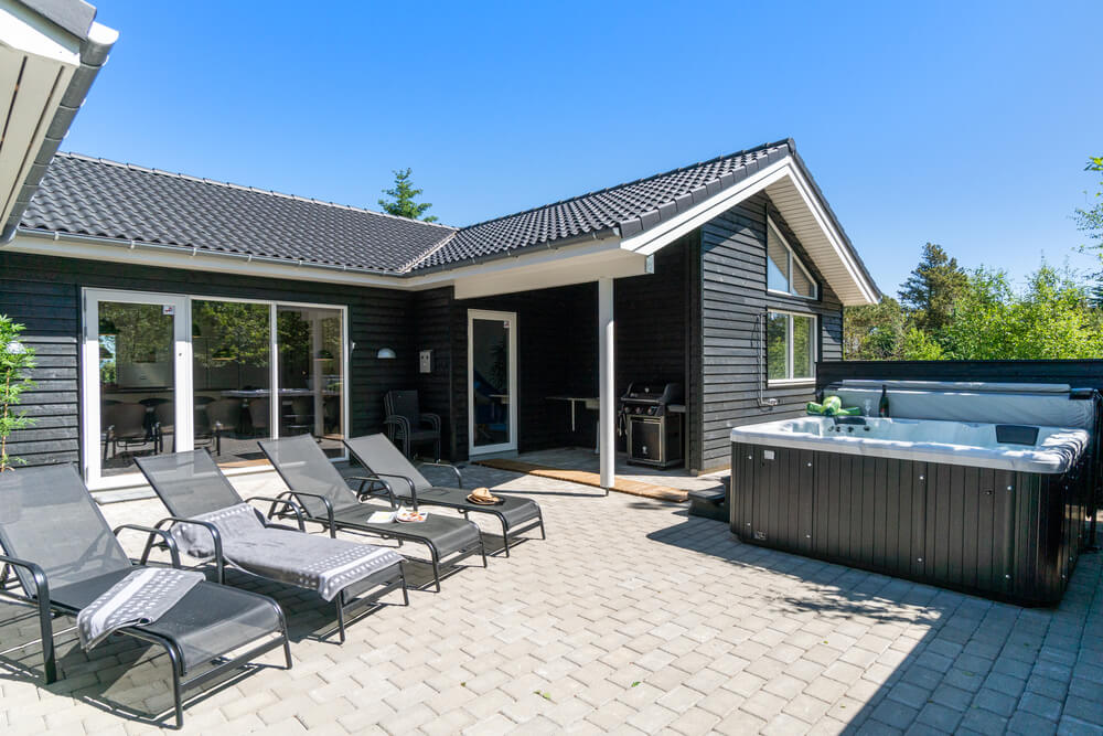 Auf der Terrasse des Ferienhauses Nr. 494 ist Platz für 18 Personen.
