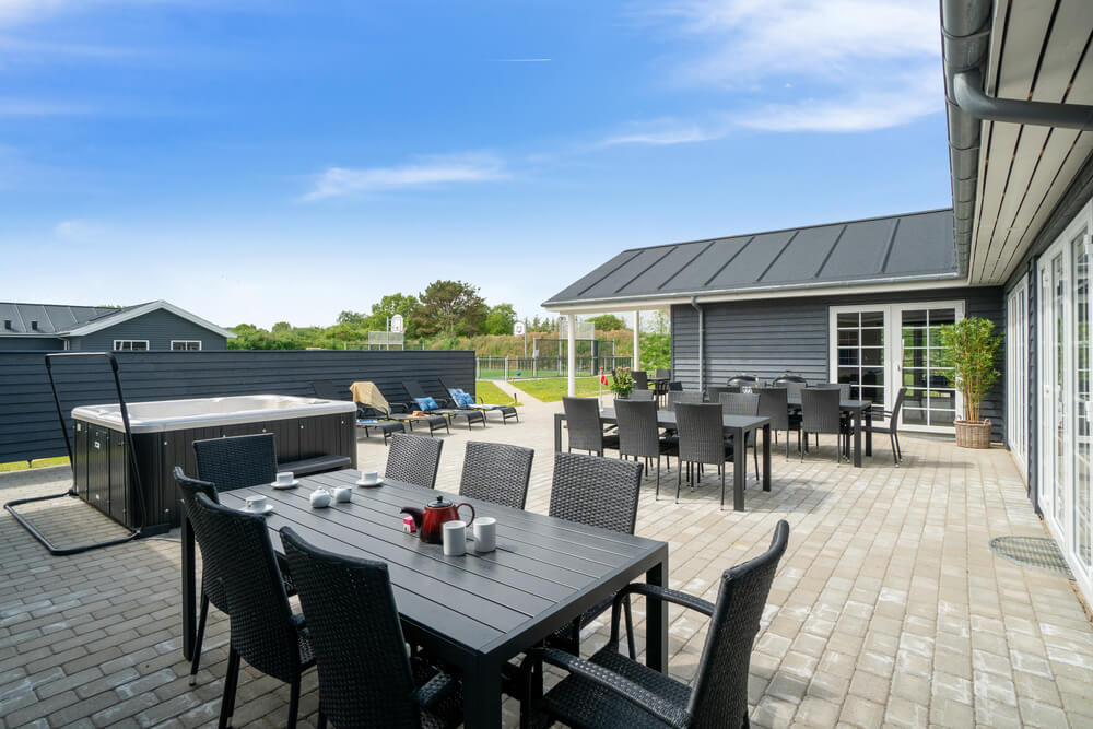 Auf der Terrasse des Ferienhauses Nr. 500 ist Platz für 26 Personen.