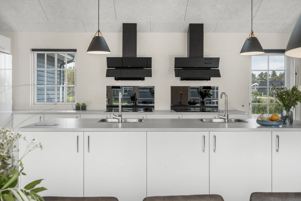 Die Küche in dem Luxusferienhaus Nr. 500 ist so gut ausgestattet, dass man problemlos Mahlzeiten für 26 Personen zubereiten kann.