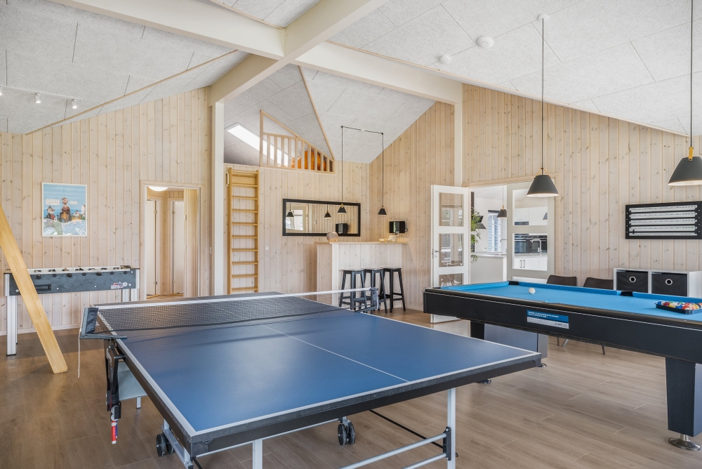 Das Luxusferienhaus 500 für 26 Personen hat einen großen Aktivitätsraum mit u. a. Billard und Darts