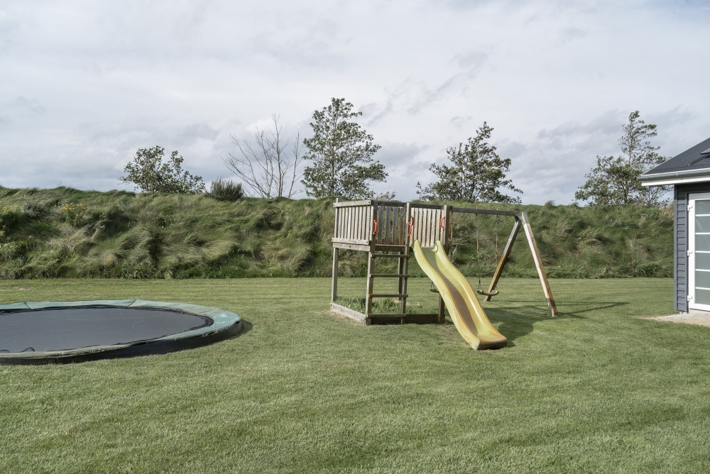 Zu dem attraktiven Ferienhaus Nr. 500 in Nordjütland gehört auch ein tolles Angebot im Außenbereich, z. B. Spieleturm und Schaukeln