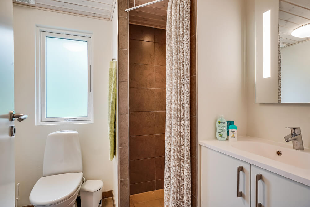 Eines der Badezimmer im Luxusferienhaus Nr. 492