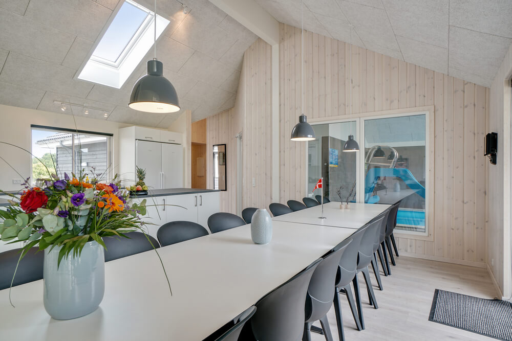 Aufenthaltsraum mit Platz für 18 im Luxusferienhaus Nr. 492.