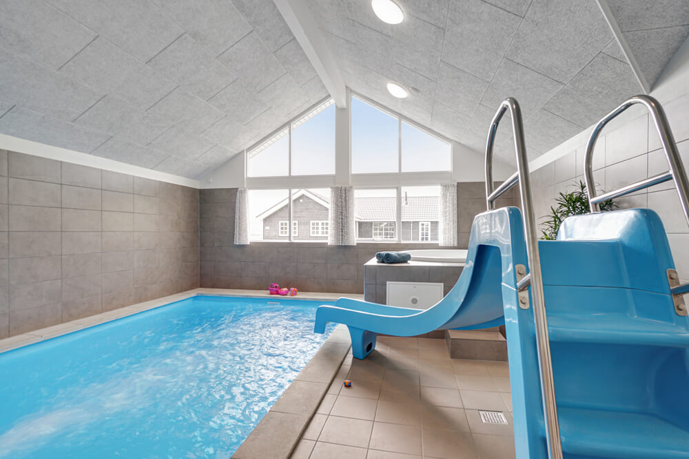 Das Ferienhaus 492 hat einen schicken Poolbereich mit Wasserrutsche, einem geräumigen, eingelassenen Whirlpool und einer Sauna.