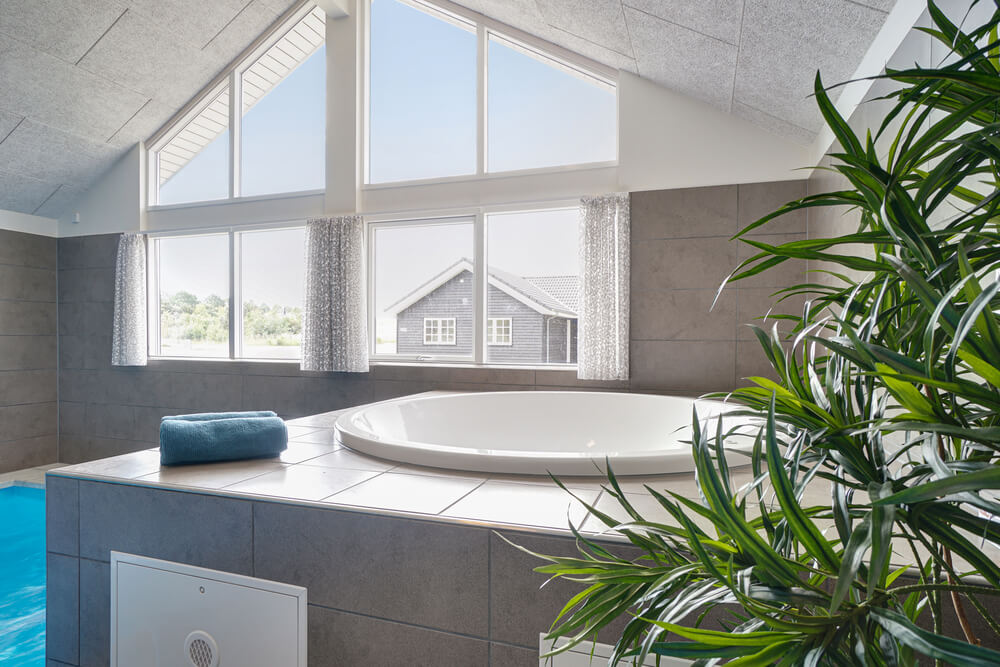 Genießen Sie den warmen Whirlpool im Luxusferienhaus Nr. 492 in Ostjütland