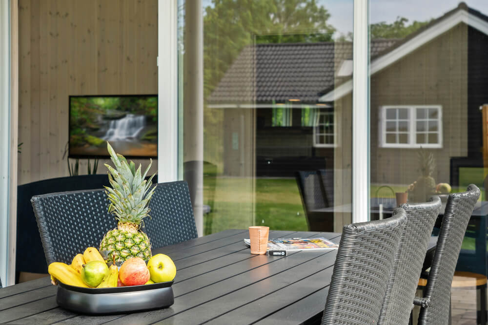 Genießen Sie einen Grillabend auf der Terrasse des Luxusferienhauses Nr. 492 in Ostjütland