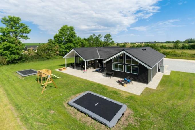 Dieses schöne Poolhaus Nr. 492 mit Platz für 18 Personen liegt in Ostjütland