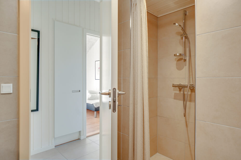 Eines der Badezimmer im Luxusferienhaus Nr. 504