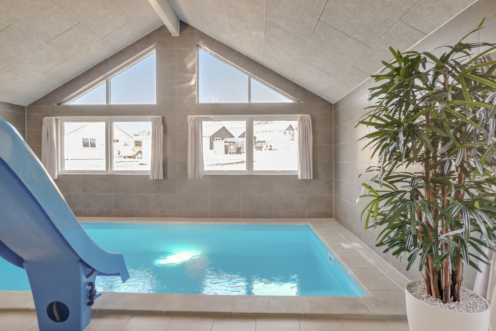 Das Ferienhaus 504 hat einen schicken Poolbereich mit Wasserrutsche, einem geräumigen, eingelassenen Whirlpool und einer Sauna.