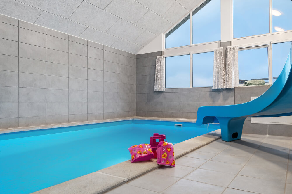 Das Ferienhaus 726 hat einen schicken Poolbereich mit Wasserrutsche, einem geräumigen, eingelassenen Whirlpool und einer Sauna.