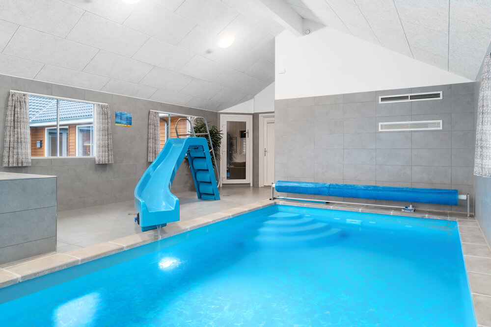 Das Ferienhaus 727 hat einen schicken Poolbereich mit Wasserrutsche, einem geräumigen, eingelassenen Whirlpool und einer Sauna.