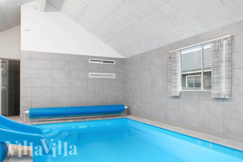 Das Ferienhaus 728 hat einen schicken Poolbereich mit Wasserrutsche, einem geräumigen, eingelassenen Whirlpool und einer Sauna.