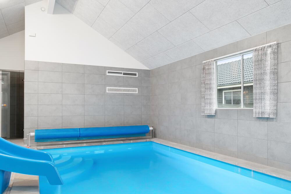 Das Ferienhaus 728 hat einen schicken Poolbereich mit Wasserrutsche, einem geräumigen, eingelassenen Whirlpool und einer Sauna.