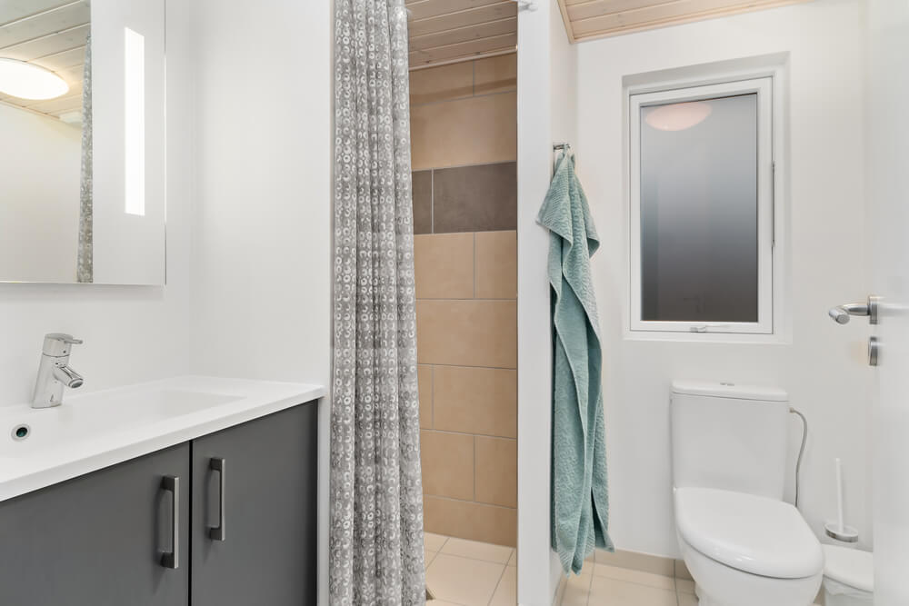 Eines der Badezimmer im Luxusferienhaus Nr. 733