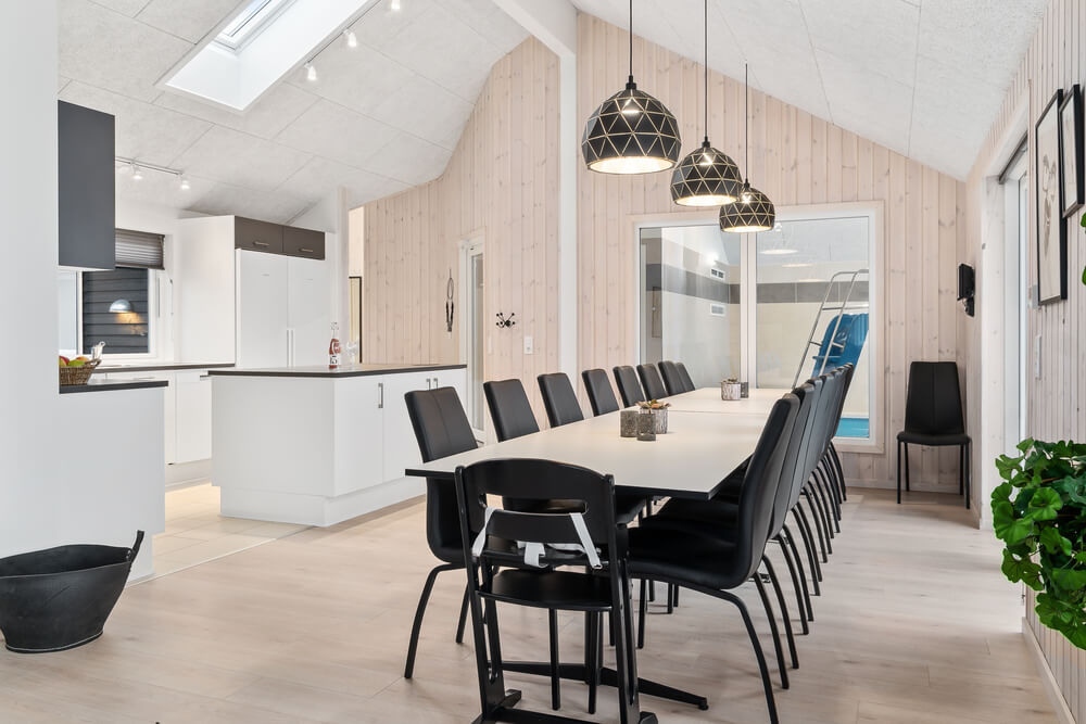 Aufenthaltsraum mit Platz für 18 im Luxusferienhaus Nr. 733.