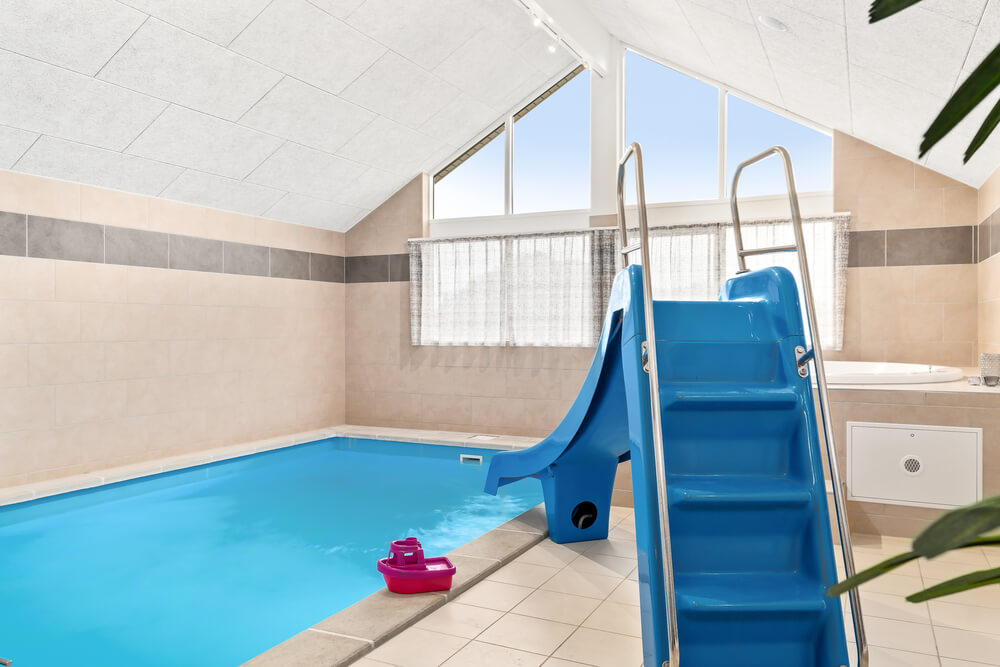 Das Ferienhaus 733 hat einen schicken Poolbereich mit Wasserrutsche, einem geräumigen, eingelassenen Whirlpool und einer Sauna.