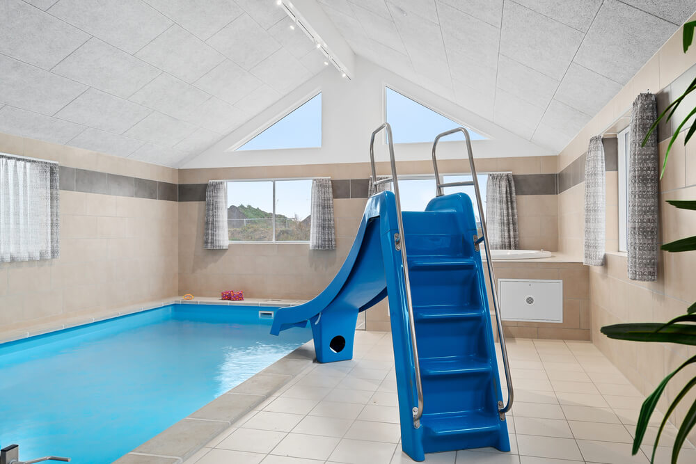 Das Ferienhaus 732 hat einen schicken Poolbereich mit Wasserrutsche, einem geräumigen, eingelassenen Whirlpool und einer Sauna.