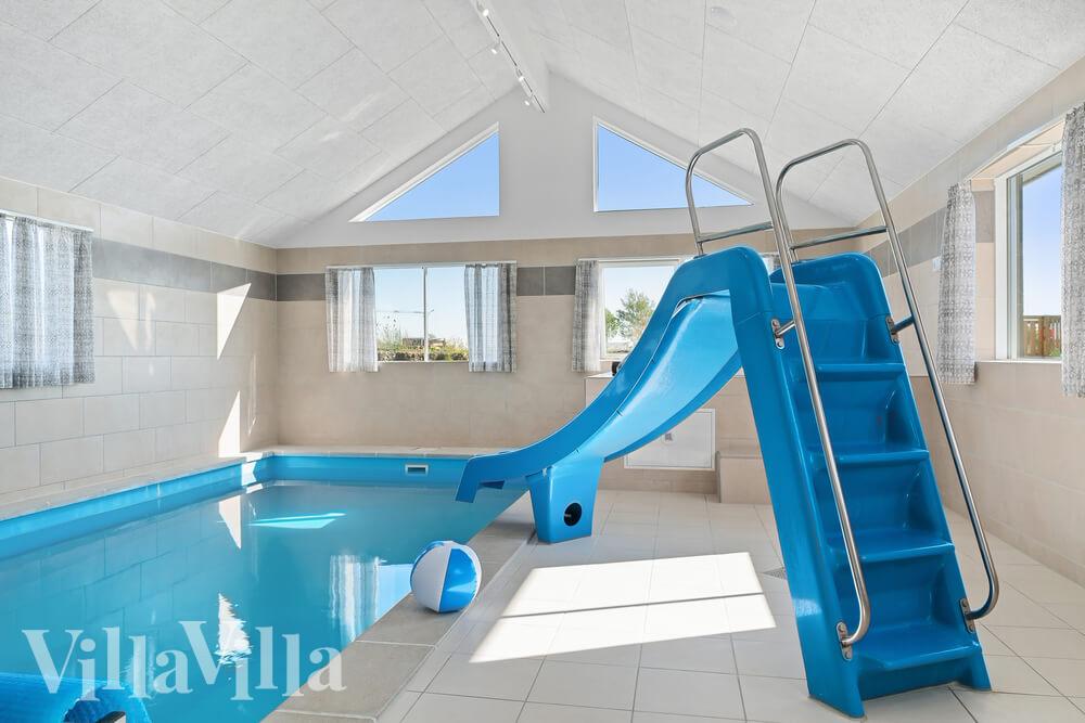 Das Ferienhaus 731 hat einen schicken Poolbereich mit Wasserrutsche, einem geräumigen, eingelassenen Whirlpool und einer Sauna.