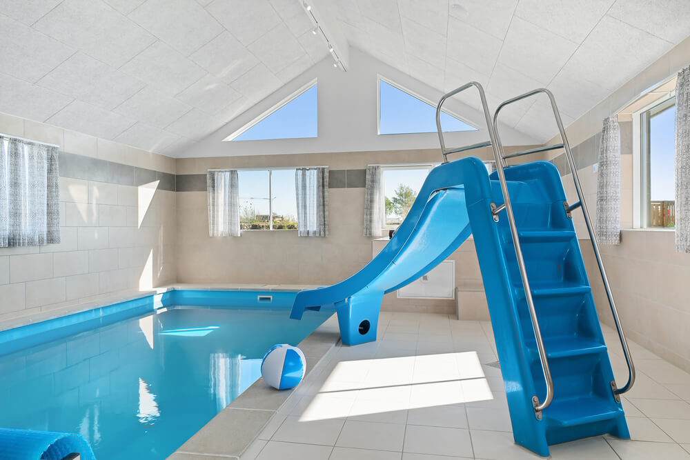 Das Ferienhaus 731 hat einen schicken Poolbereich mit Wasserrutsche, einem geräumigen, eingelassenen Whirlpool und einer Sauna.