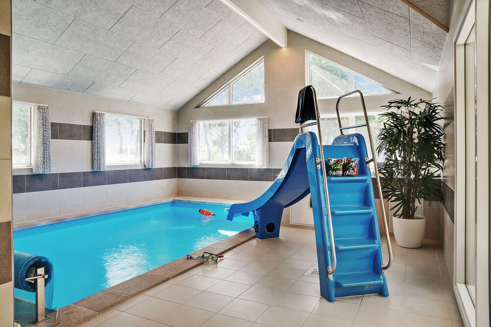Das Ferienhaus 503 hat einen schicken Poolbereich mit Wasserrutsche, einem geräumigen, eingelassenen Whirlpool und einer Sauna.