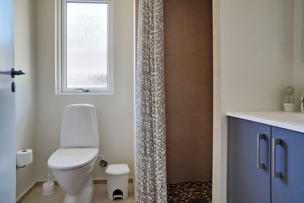 Eines der Badezimmer im Luxusferienhaus Nr. 503