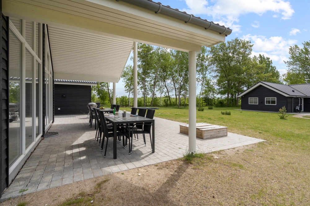 Genießen Sie einen Grillabend auf der Terrasse des Luxusferienhauses Nr. 503 in Lolland/Falster/Mön