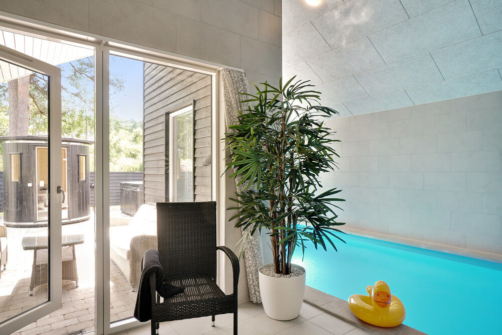 Das Ferienhaus 519 hat einen schicken Poolbereich mit Wasserrutsche, einem geräumigen, eingelassenen Whirlpool und einer Sauna.