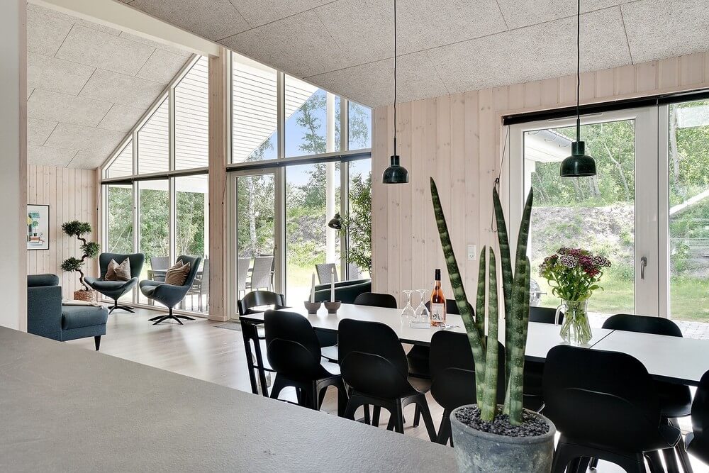 Der große, lichtdurchflutete Aufenthaltsraum im Luxusferienhaus Nr. 519 für 14.