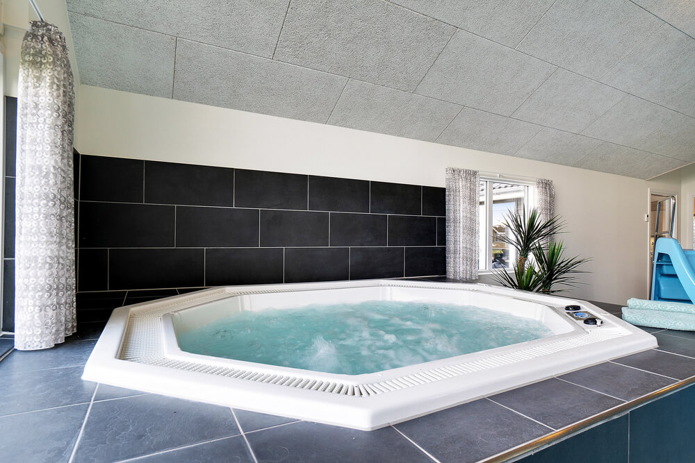 Genießen Sie den warmen Whirlpool im Luxusferienhaus Nr. 491 in Südjütland