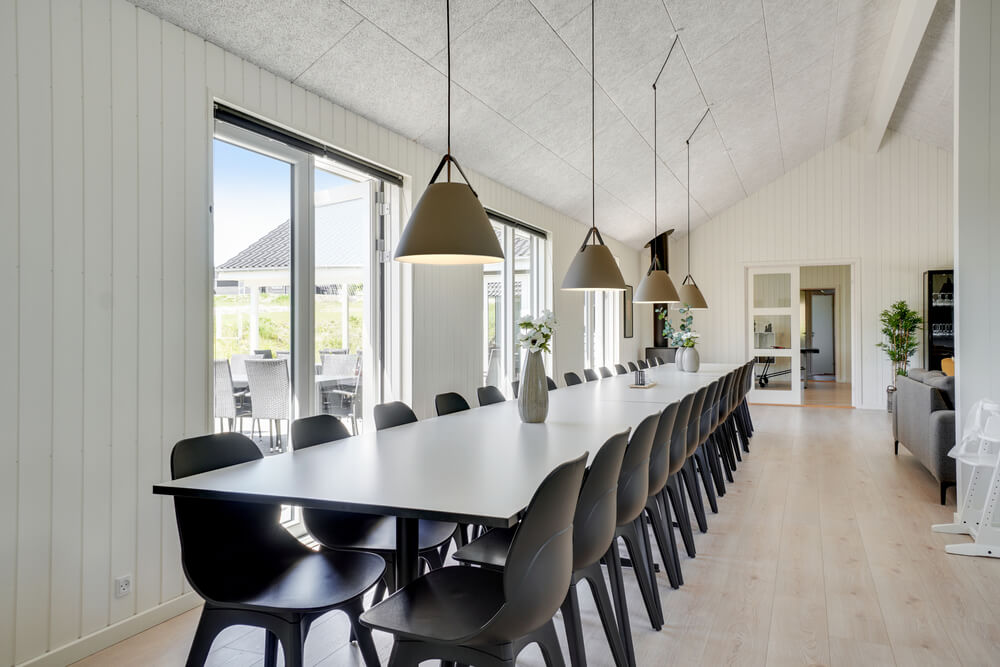Der große, lichtdurchflutete Aufenthaltsraum im Luxusferienhaus Nr. 491 für 30.