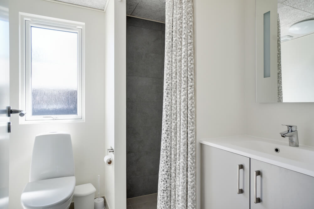 Eines der Badezimmer im Luxusferienhaus Nr. 491