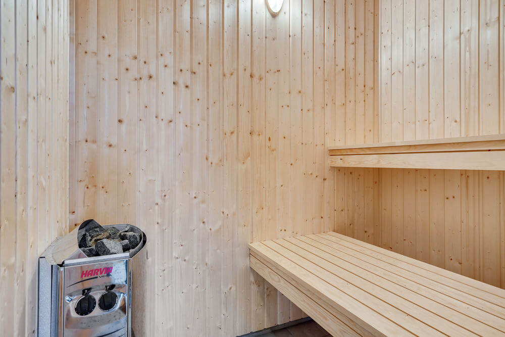 Genießen Sie die heiße Sauna im Luxusferienhaus Nr. 513 für 16 Personen