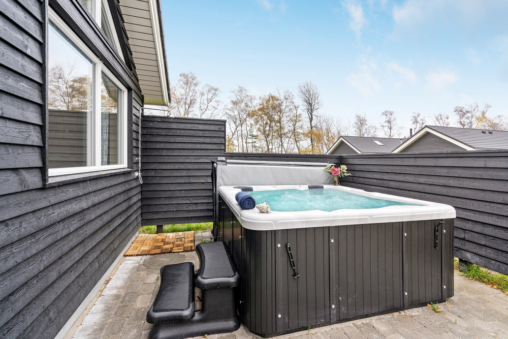 Genießen Sie den warmen Whirlpool im Luxusferienhaus Nr. 513 in Lolland/Falster/Mön