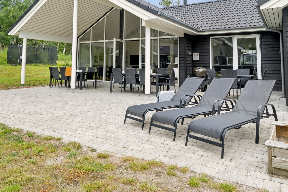 Auf der Terrasse des Ferienhauses Nr. 513 ist Platz für 16 Personen.