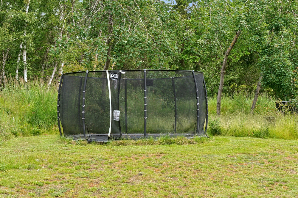 Zu dem attraktiven Ferienhaus Nr. 513 in Lolland/Falster/Mön gehört auch ein tolles Angebot im Außenbereich, z. B. Spieleturm und Schaukeln