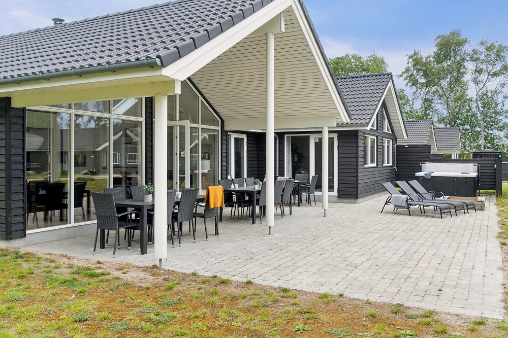 Genießen Sie einen Grillabend auf der Terrasse des Luxusferienhauses Nr. 513 in Lolland/Falster/Mön