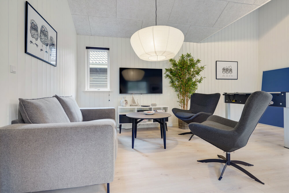 Die Couch im Luxusferienhaus Nr. 509 in Lolland/Falster/Mön lädt zu Gesellschaftsspielen oder zu Kinoabenden ein.
