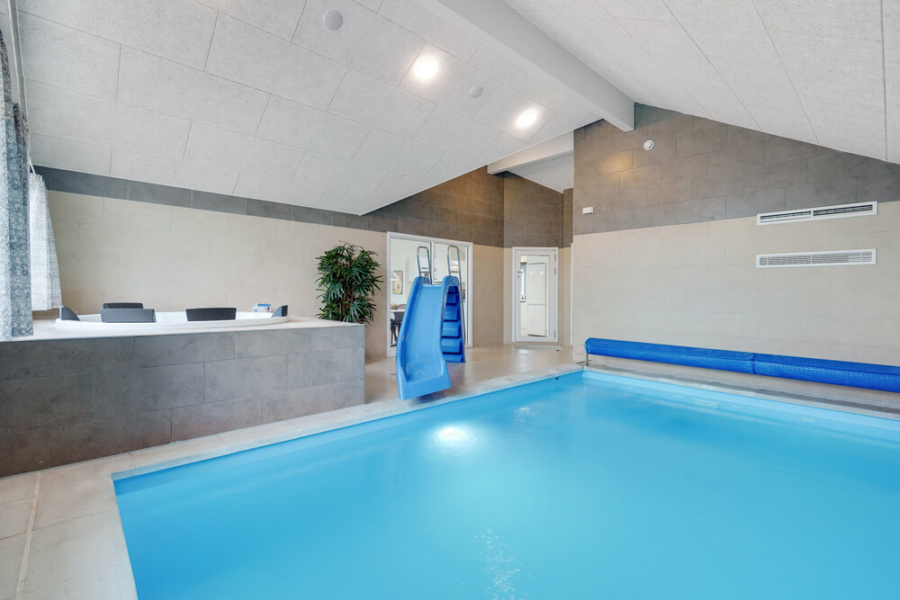 Das Ferienhaus 509 hat einen schicken Poolbereich mit Wasserrutsche, einem geräumigen, eingelassenen Whirlpool und einer Sauna.