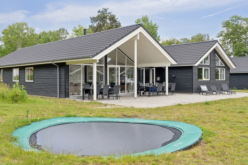 Zu dem attraktiven Ferienhaus Nr. 509 in Lolland/Falster/Mön gehört auch ein tolles Angebot im Außenbereich, z. B. Spieleturm und Schaukeln