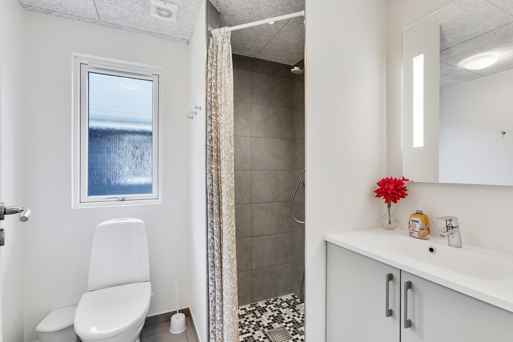 Eines der Badezimmer im Luxusferienhaus Nr. 502