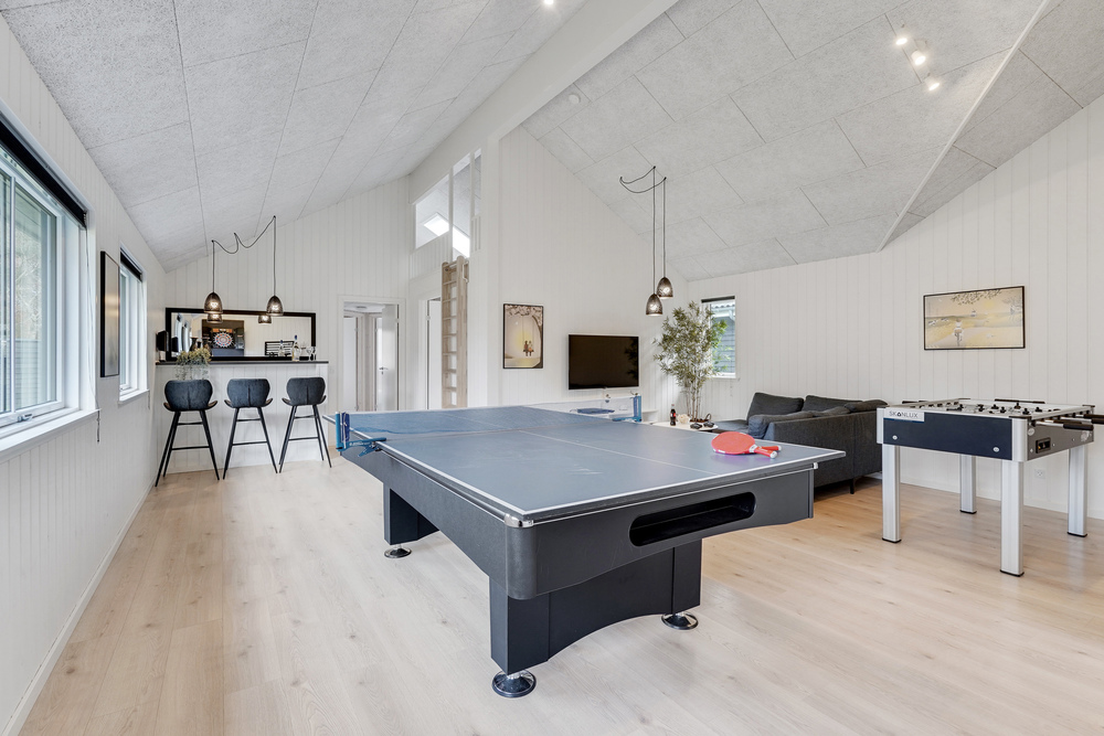 Das Luxusferienhaus 502 für 18 Personen hat einen großen Aktivitätsraum mit u. a. Billard und Darts